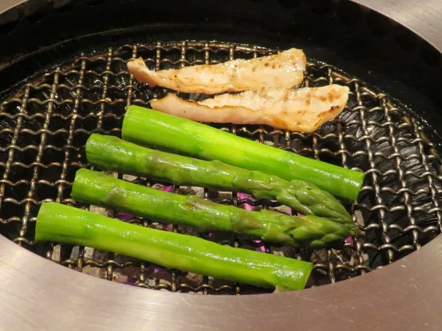アスパラとトントロ 網（焼肉トラジ）