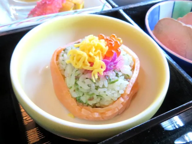 牛しぐれ煮ご飯を桜の葉で包んだ寿司（レストラン櫻）