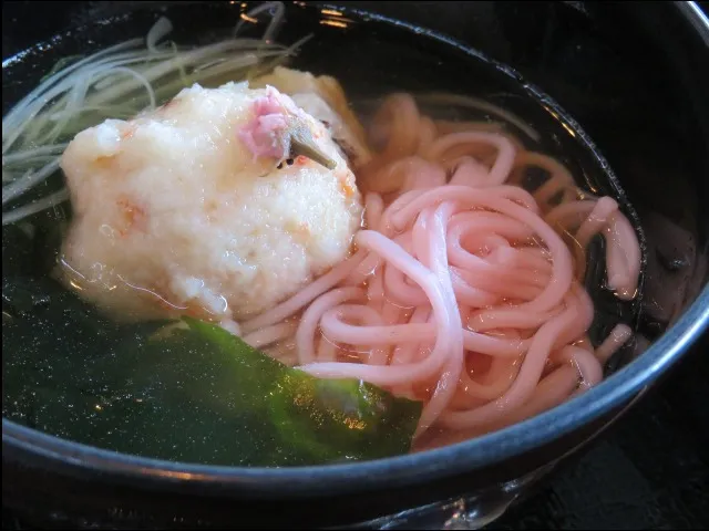 桜の葉を練り込んだ素麺に桜海老の寄せ（レストラン櫻）
