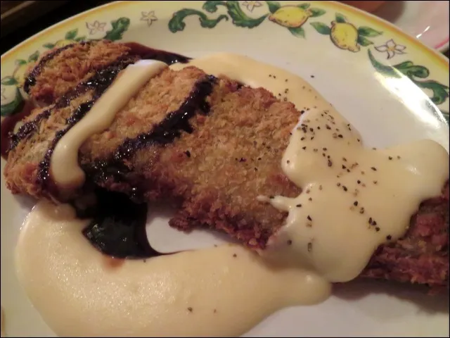 牛サーロインのカツレツ チーズクリームソース、オレンジと白ワインジュレのサラダ付き カツレツアップ（カフェ・ポルトフィーノ）