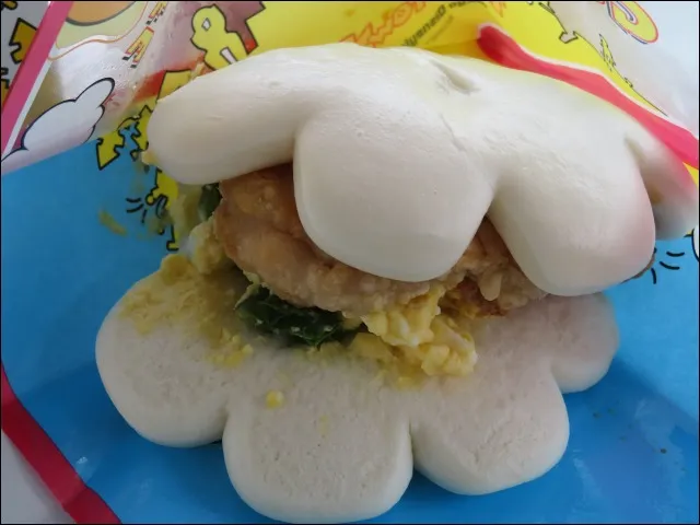 グローブシェイプ・エッグチキンパオ(ヒューイ・デューイ・ルーイのグッドタイム・カフェ)