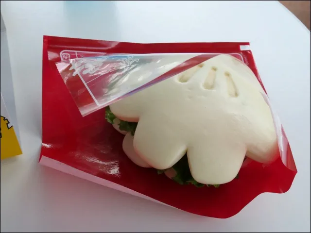 グローブシェイプ・エビカツパオ(ヒューイ・デューイ・ルーイのグッドタイム・カフェ)