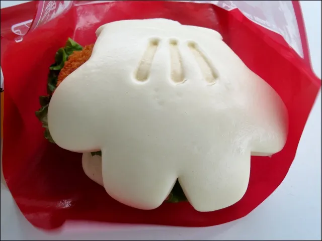 グローブシェイプ・エビカツパオ(ヒューイ・デューイ・ルーイのグッドタイム・カフェ)
