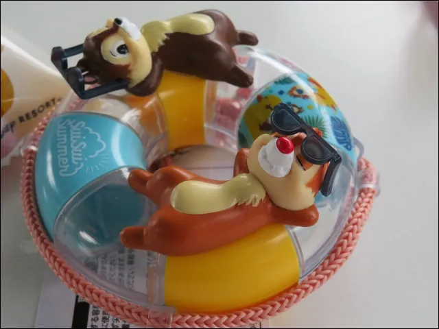 グミキャンディー、ミニスナックケース付き チップとデールと浮き輪（ヒューイ・デューイ・ルーイのグッドタイム・カフェ）
