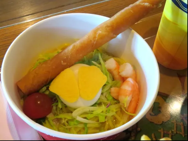エビとエッグの冷やし麺(ゆず塩)、エビの春巻き添え(キャンプ・ウッドチャック・キッチン)