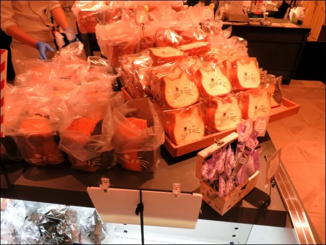 店頭 ねこ食パン（ハートブレッドアンティーク）