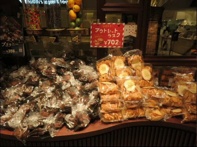 店頭 ラスクやブラウニー（ハートブレッドアンティーク）