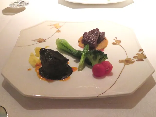 牛フィレ肉のソテー 黒胡椒ソースとともに豚肉の黒胡麻ソース煮込み(シルクロードガーデン)
