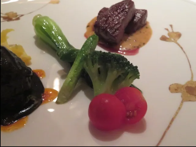 牛フィレ肉のソテー 黒胡椒ソースとともに豚肉の黒胡麻ソース煮込み 野菜アップ(シルクロードガーデン)