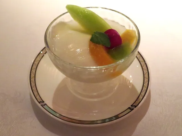 フレッシュフルーツ入り杏仁豆腐(シルクロードガーデン)