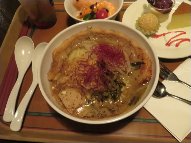 スパイシーポーク麺(ヴォルケイニア・レストラン)
