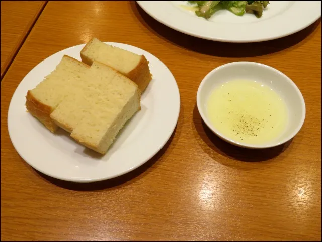 自家製フォカッチャとオリーブオイル（Mare Cucina）