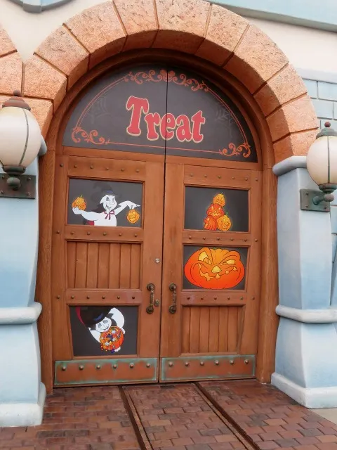 ジョリートロリー格納庫ドアにゴースト（ディズニー・ハロウィーン 2022）