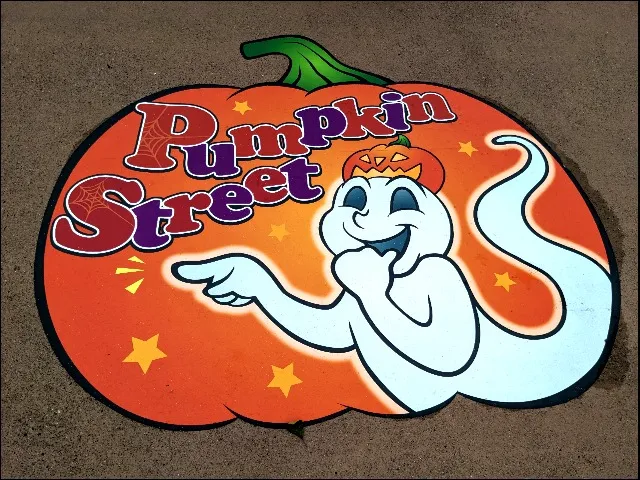 足元のパンプキンストリート案内（ディズニー・ハロウィーン 2022）