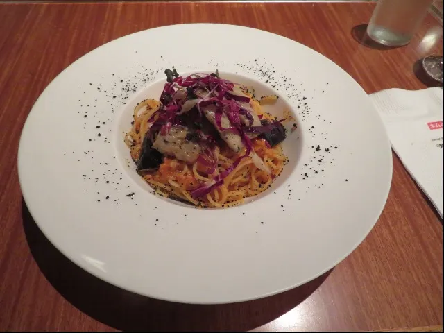 スパゲッティーニ、サルシッチャとナスのトマトパプリカソース(イーストサイド・カフェ)