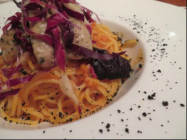 スパゲッティーニ、サルシッチャとナスのトマトパプリカソース 皿縁アップ(イーストサイド・カフェ)