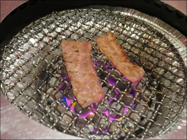 網の上のタン（焼肉トラジ）