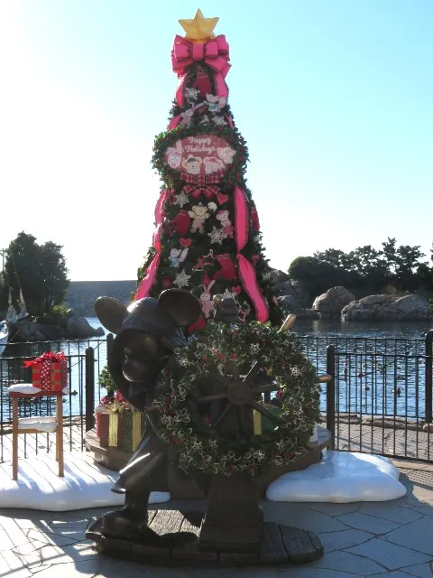 ケープコッドのクリスマスツリーとミッキー像（ディズニー・クリスマス 2022）