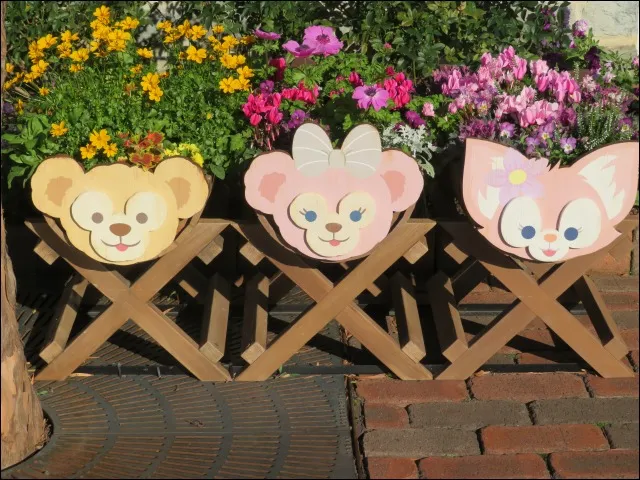 ダッフィー、シェリーメイ、リーナ・ベルの花棚（ケープコッド）