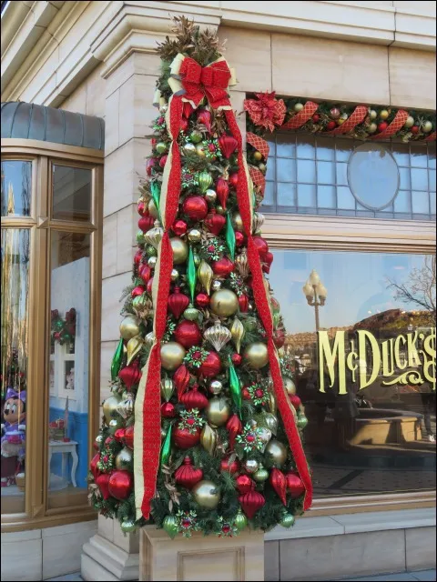 マクダックス・デパートメントストアのクリスマスツリー（ディズニー・クリスマス 2022）