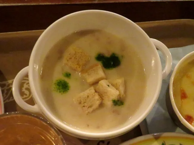 キノコとベーコンのクリームスープ（カフェ・ポルトフィーノ）