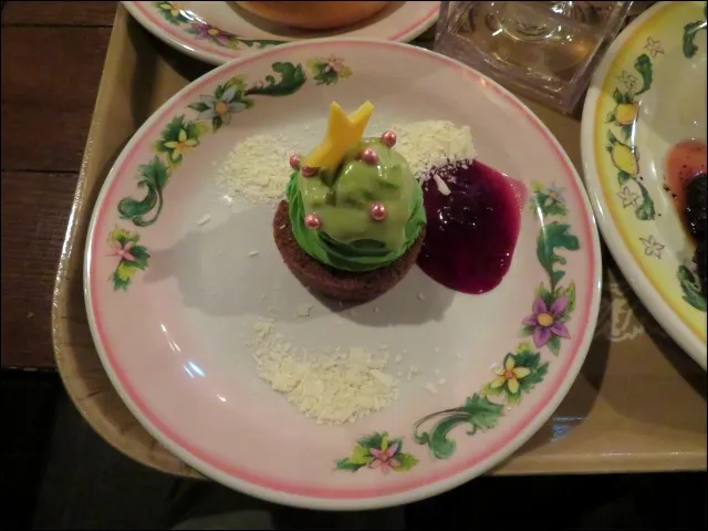 チョコロールケーキ、ピスタチオとアーモンドのクリーム（カフェ・ポルトフィーノ）