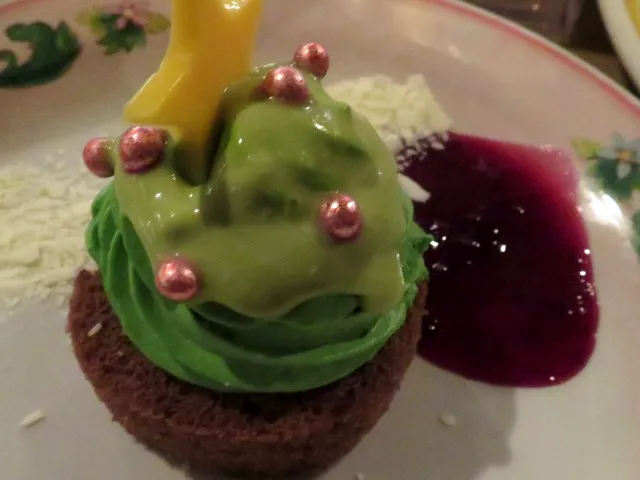 チョコロールケーキ、ピスタチオとアーモンドのクリーム アップ（カフェ・ポルトフィーノ）
