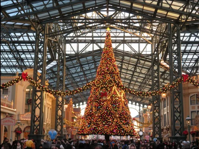 ワールドバザールのクリスマスツリー（ディズニー・クリスマス 2022）