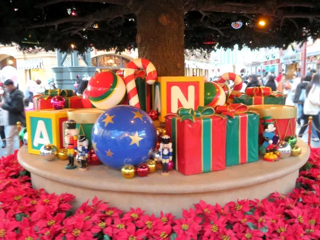 ワールドバザールのクリスマスツリー 根元のおもちゃ（ディズニー・クリスマス 2022）