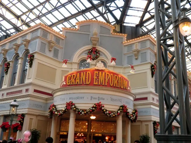 グランドエンポーリアム入り口装飾（ディズニー・クリスマス 2022）
