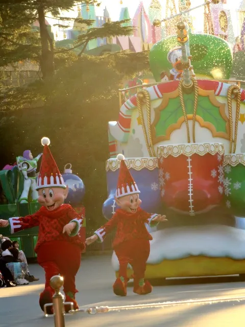 小人に先導されるドナルドフロート(ディズニー・クリスマス・ストーリーズ)