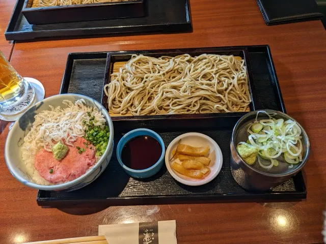 ネギトロとしらすの二色丼と蕎麦(凛や)