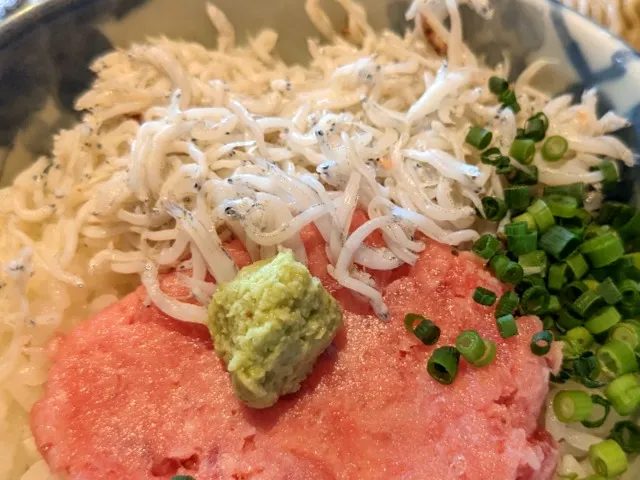 ネギトロとしらすの二色丼 アップ(凛や)