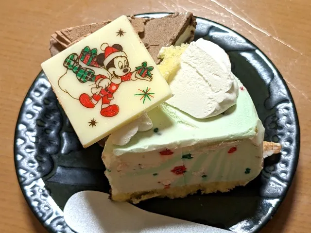 ミッキーチョコ付きポッピングシャワーとダークチョコビッツ入りチョコレート×ホワイトチョコレート（サーティワン アイスクリーム）