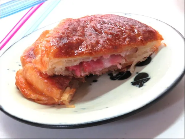 クイニーアマン(ベーコン入り) 断面（スウィートハート・カフェ）