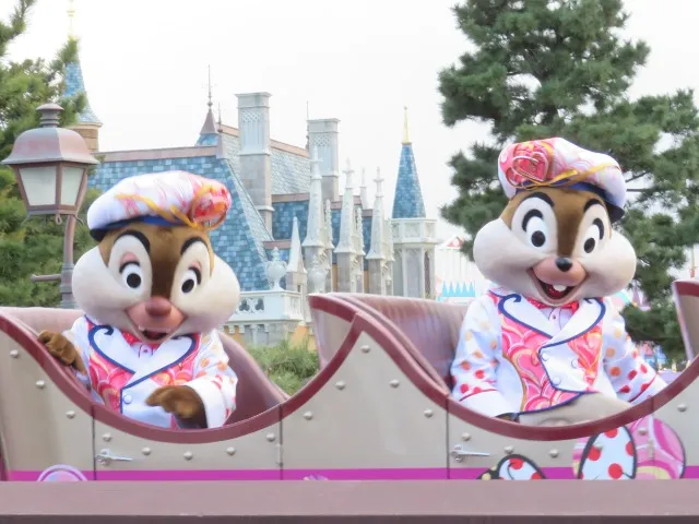 デールとチップ（ミニー、ウィー・ラブ・ユー！）