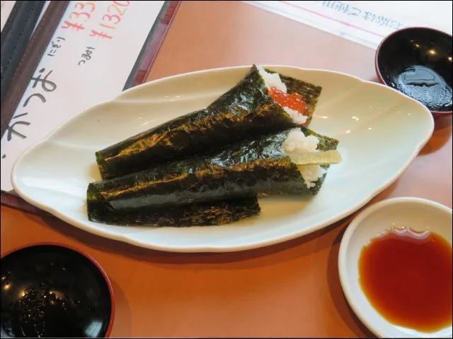 「いくら」と「子持ち昆布」の手巻き（築地玉寿司）