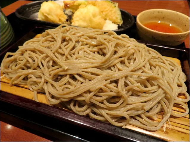 胡麻だれ胡桃蕎麦と鱧(はも)の天ぷら 蕎麦アップ(凛や)