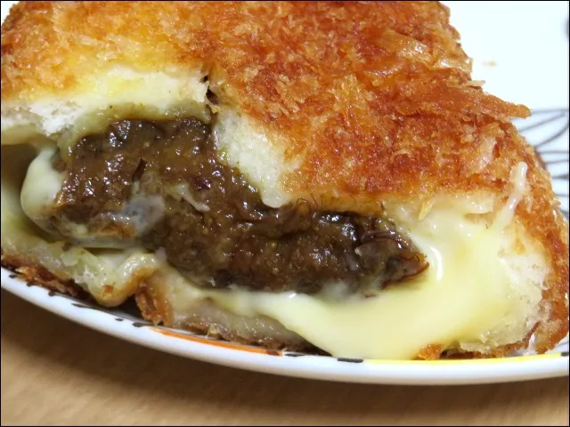のびーるチーズ 断面（カレーパン専門店YES！）