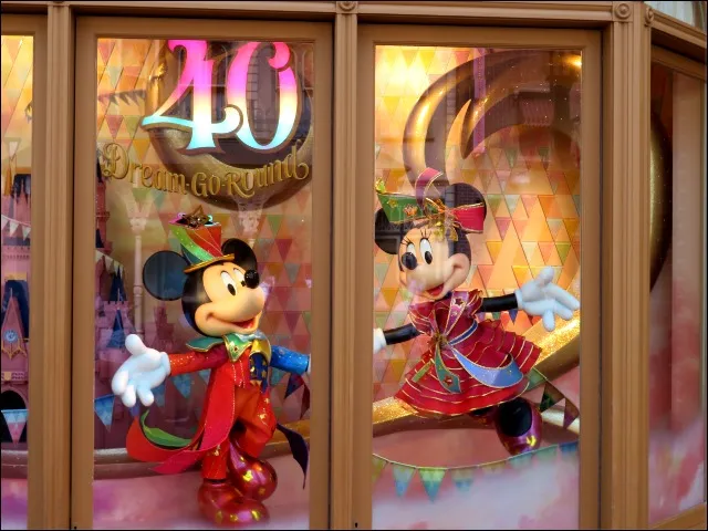 ミッキーとミニーのディスプレイ（ディズニー・ハロウィーン 2023）