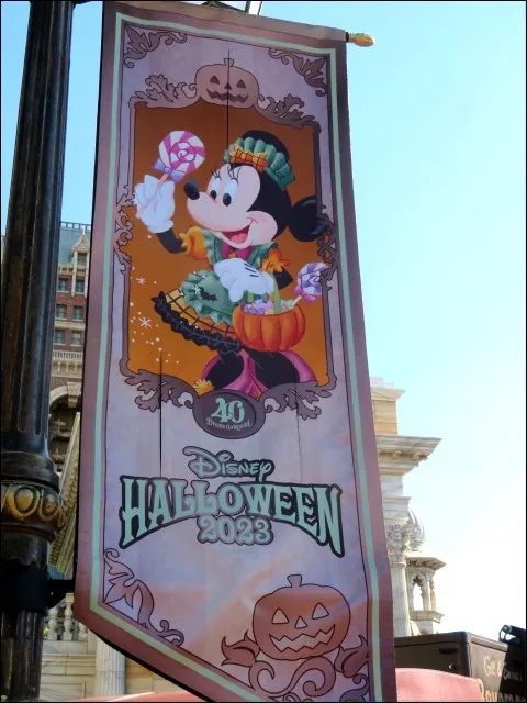 ウォーターフロントパークのミニーの旗（ディズニー・ハロウィーン 2023）