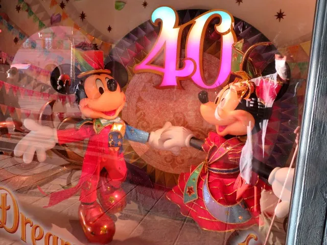 ショッピングウィンドウのミッキーとミニー（ディズニー・ハロウィーン 2023）