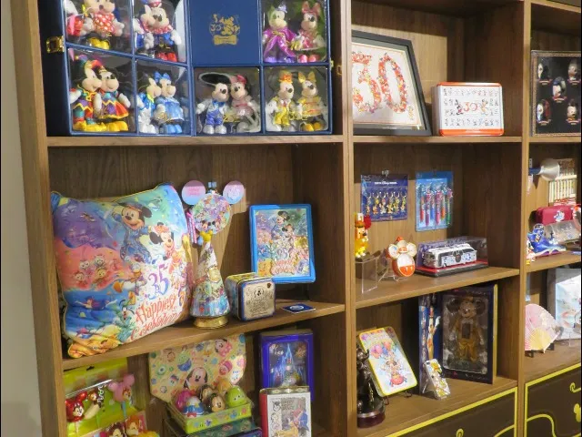 各種グッズ棚（アンコール！ザ・モーメンツ展）