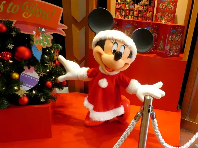 入り口ツリー脇 サンタミニー（ディズニーストア）