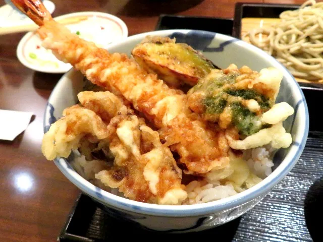 B 天丼と蕎麦 の天丼(凛や)