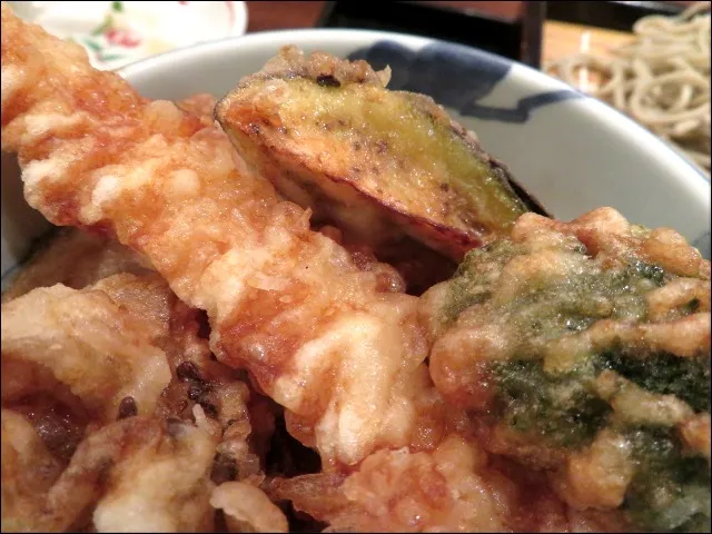 B 天丼と蕎麦 の天丼 アップ（凛や）