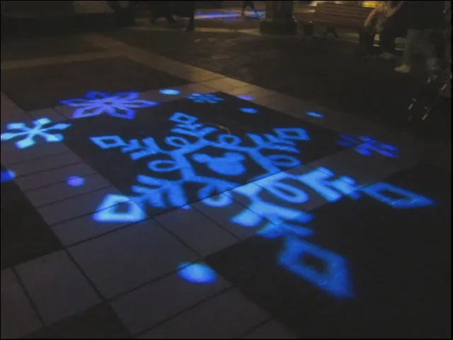 地面に投影される雪の結晶（ディズニー・クリスマス 2023）