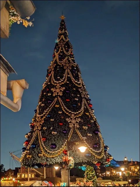 ディズニーシー夕方のクリスマスツリー（ディズニー・クリスマス 2023）