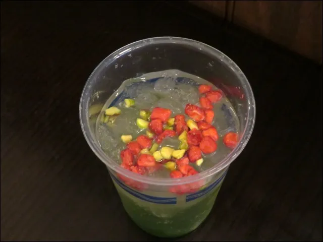 スパークリングワインカクテル(フルーツ&ピスタチオ) 上面(ニューヨーク・デリ)
