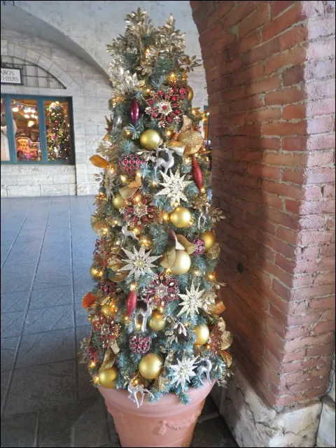 ミラコスタ通りのクリスマスツリー（ディズニー・クリスマス 2023）